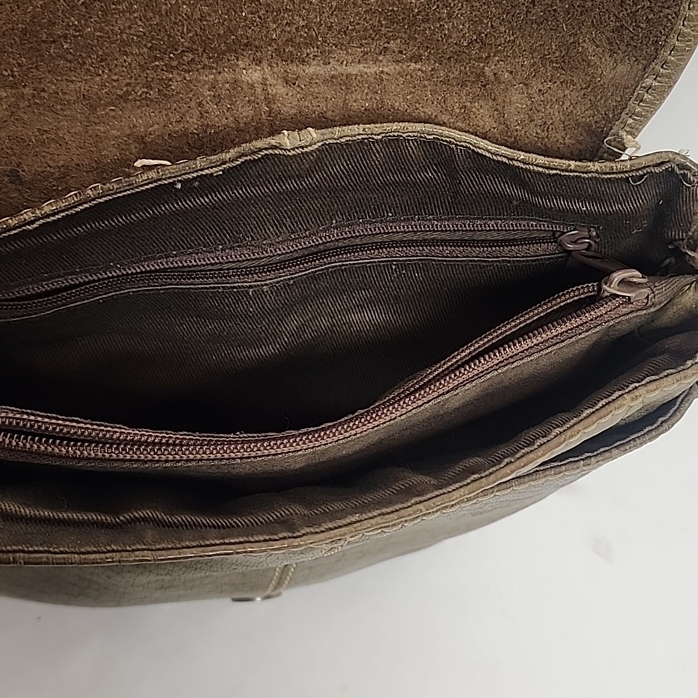 Vintage Distressed Olive Green Leather Unisex Crossbody Messenger SaddleBag - Picture 6 of 10